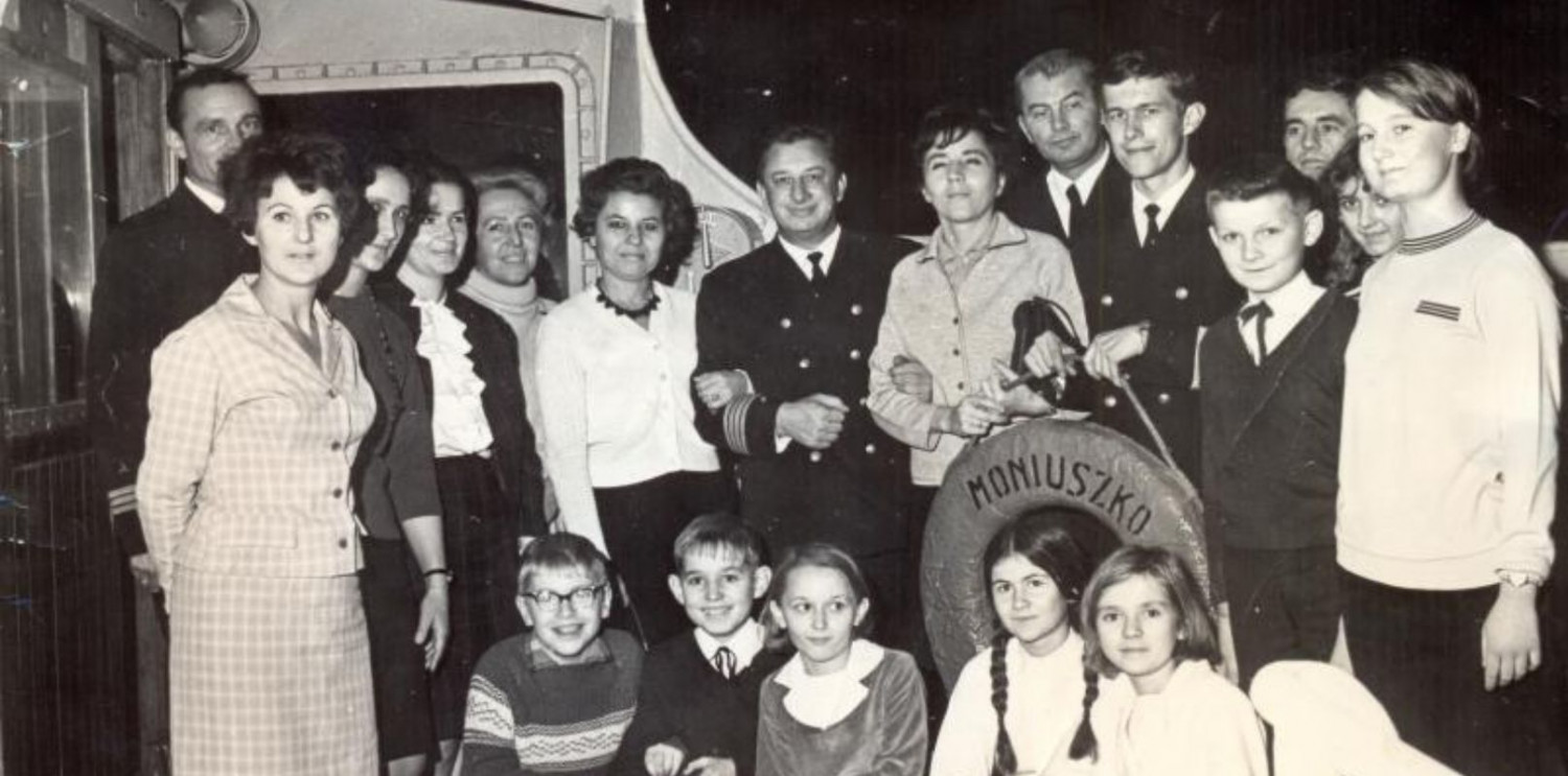 Wizyta na statku Moniuszko, z którym szkoła muzyczna utrzymywała kontakt w latach 1965 do 1976, Sopot 1968 r. / Materiały Muzeum Sopotu